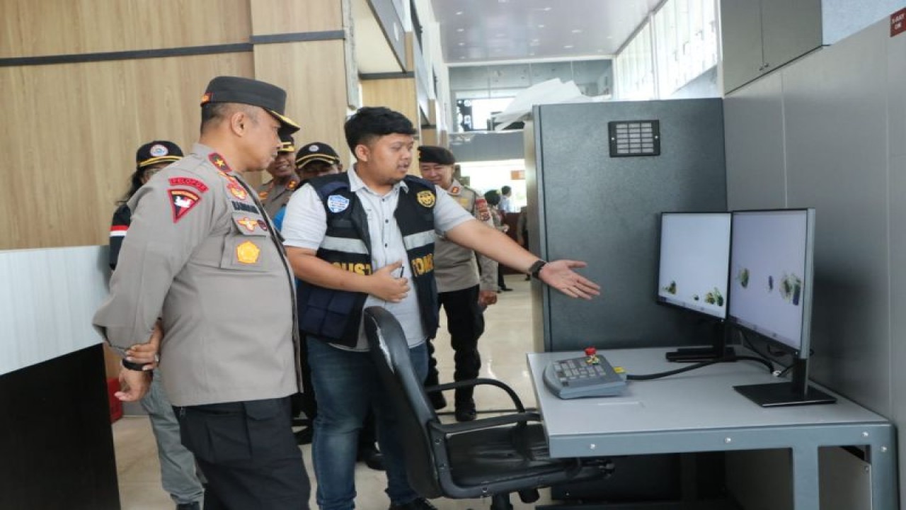Wakil Kepala Kepolisian Daerah Papua Brigjen Pol Ramdani Hidayat saat mengecek pintu masuk di PLBN SKow, Kota Jayapura, Kamis (8/6) ANTARA/HO-Humas Polda Papua.