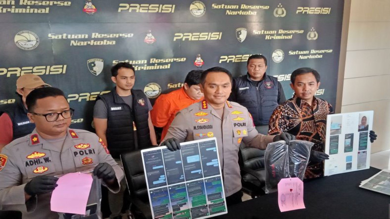 Kapolres Metro Jakarta Barat Kombes Pol M. Syahduddi dalam jumpa pers pengungkapan kasus penipuan tiket Coldplay, Jumat (9/6/2023). ANTARA/Risky Syukur