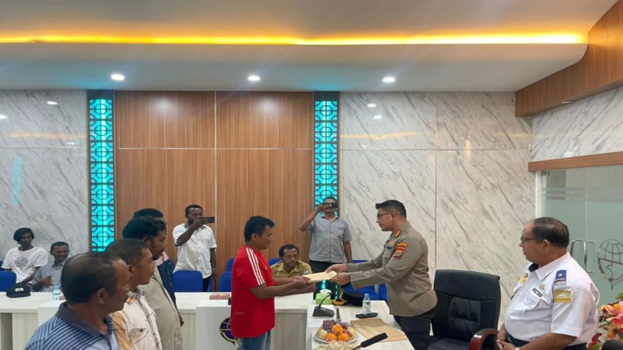 Kapolresta Manokwari Kombes Pol. Rivadin Benny Simangunsong menyerahkan sertifikat e-pas kecil kepada nelayan di Manokwari, Papua Barat, Senin (12/6/2023). (ANTARA/HO Polresta Manokwari)