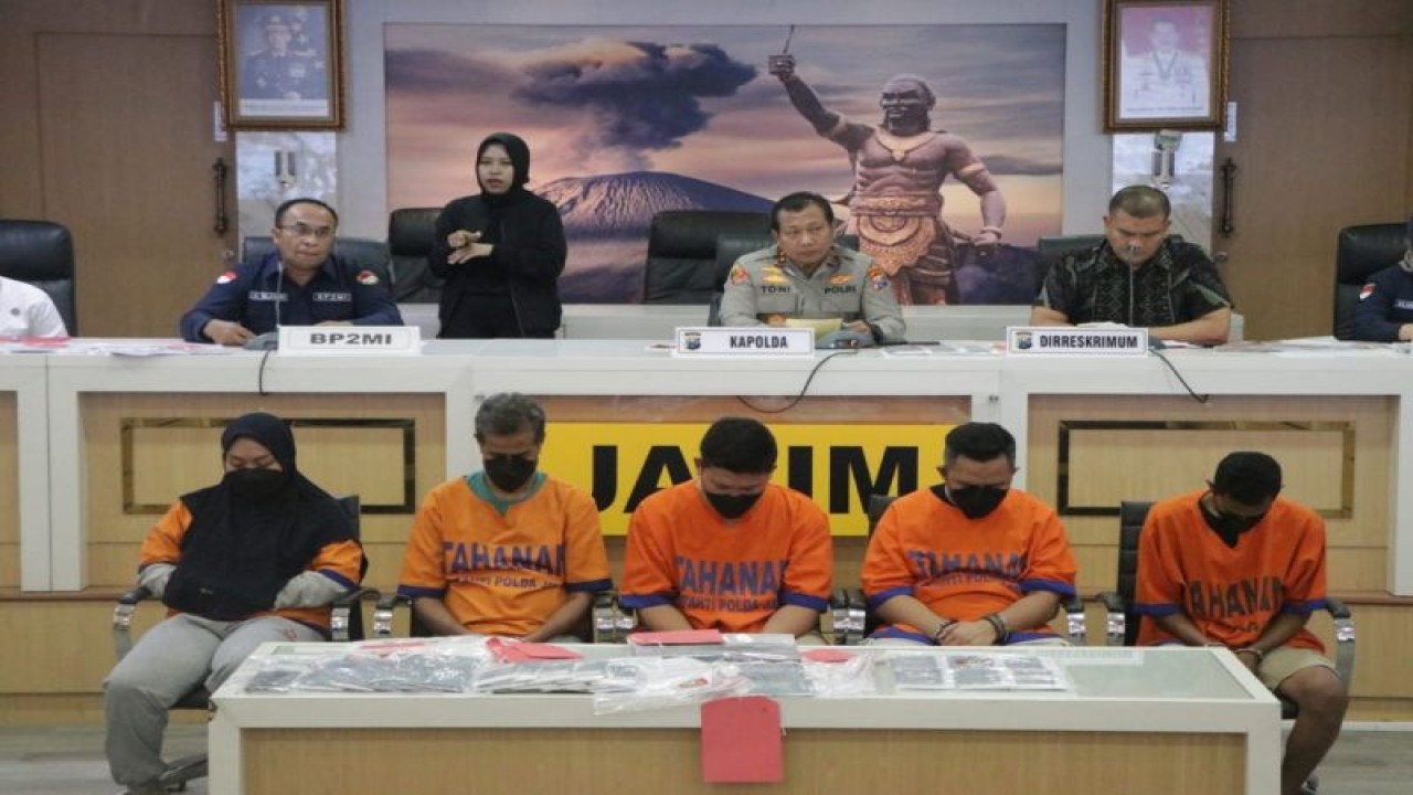 Kapolda Jatim Irjen Pol. Toni Harmanto (kedua dari kanan) saat merilis pengungkapan Tindak Pidana Perdagangan Orang (TPPO) terhadap Calon Pekerja Migran Indonesia (CPMI) di Mapolda setempat, Surabaya, Selasa (13/6/2023). (ANTARA/HO-Bidhumas Polda Jatim)