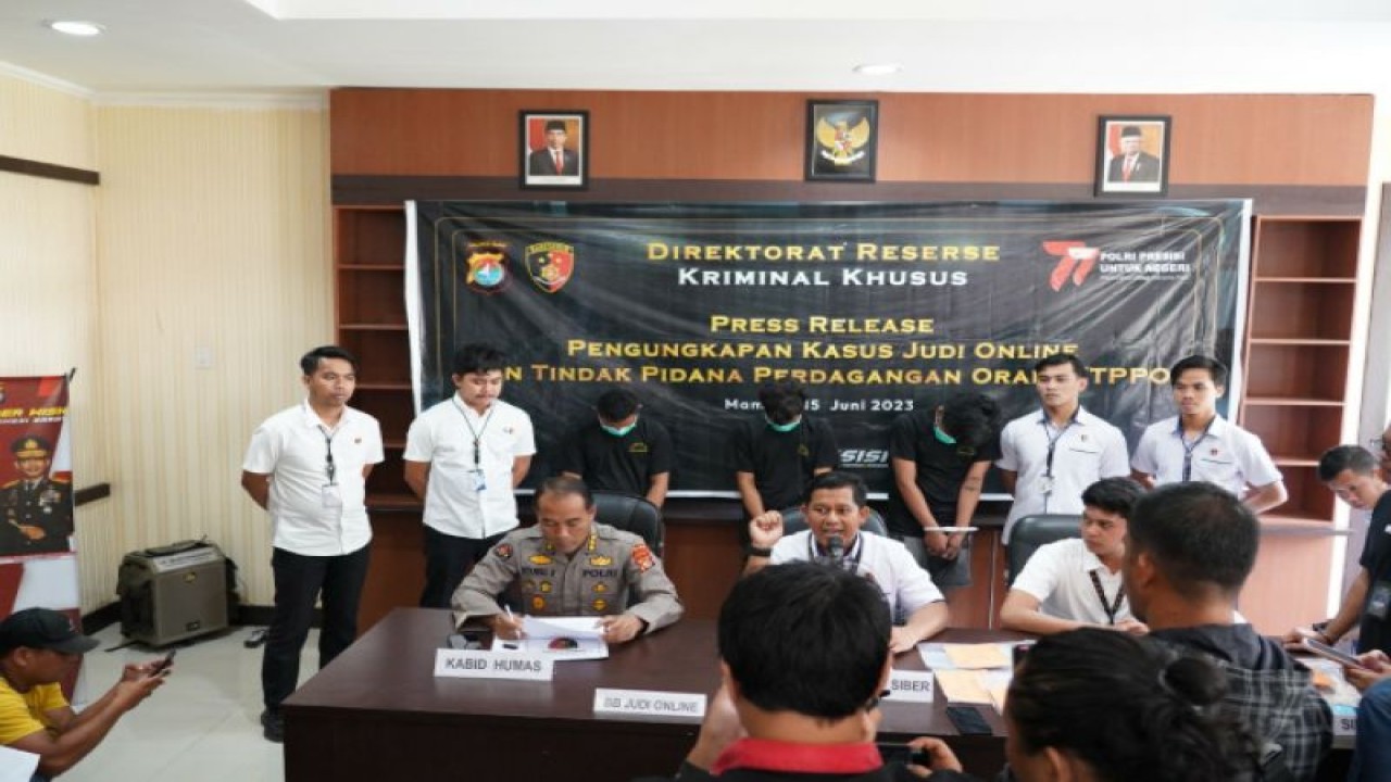 Direktur Kriminal Khusus Polda Sulbar Kombes Pol Arly Jembar Jumhana (tengah) dan Kabid Humas Polda Sulbar Kombes Pol Syamsu Ridwan (kiri) menyampaikan rilis pengungkapan kasus prostitusi online, di Mapolda Sulbar, Kamis (15/6/2023). ANTARA/HO-Humas Polda Sulbar.