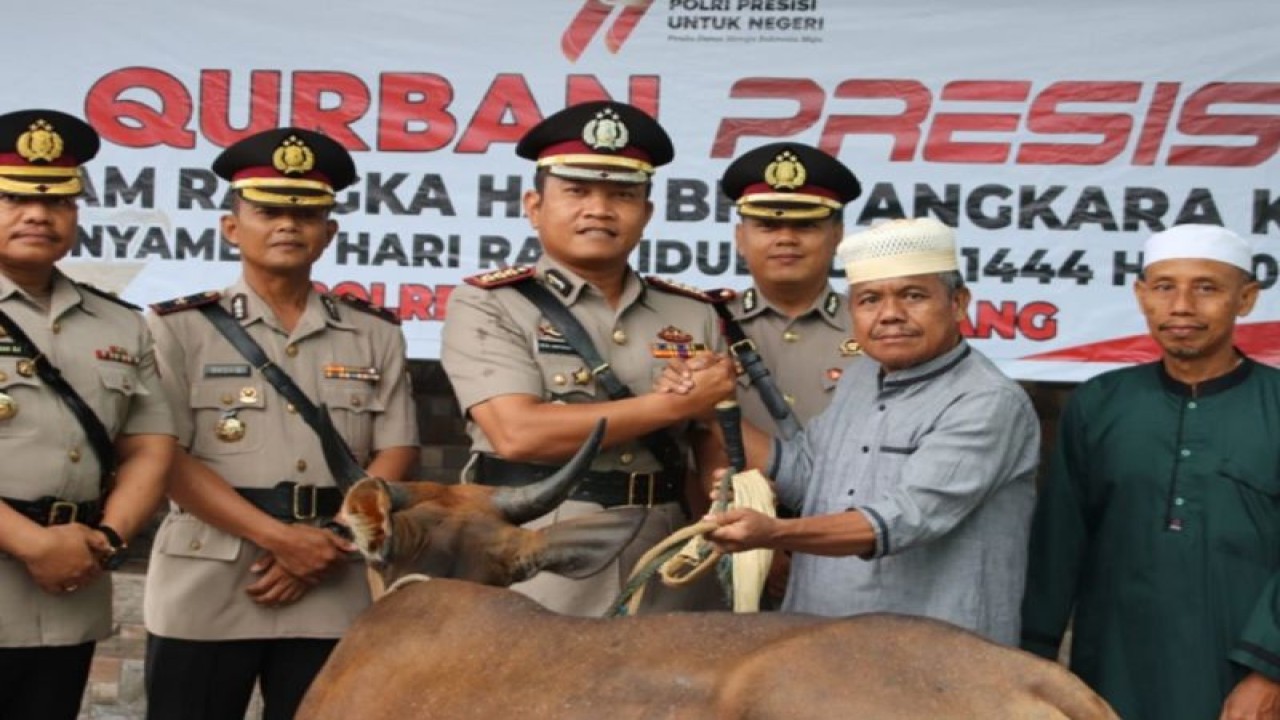 Kapolresta Tanjungpinang Kombes Pol Heribertus Ompusunggu (ketiga kiri) bersama jajaran menyerahkan hewan kurban secara simbolis kepada salah satu pengurus masjid di Tanjungpinang, Rabu (28/6/2023). ANTARA-HO/Humas Polresta Tanjungpinang.