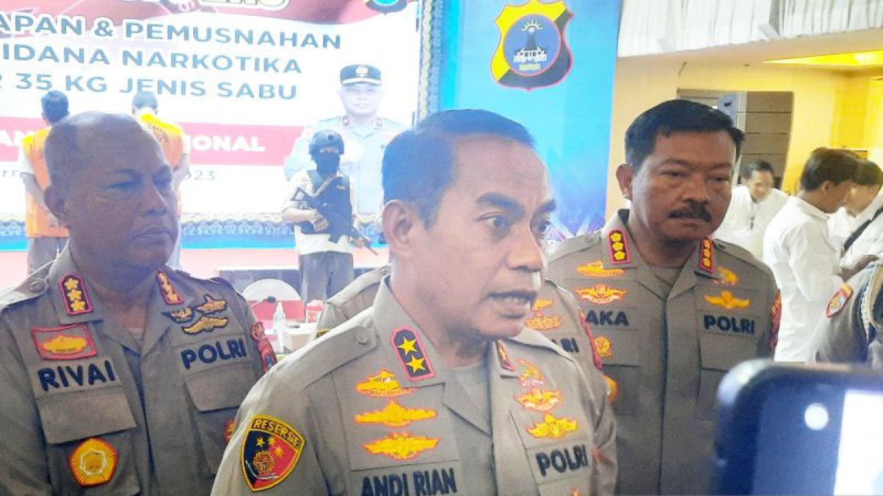 Kapolda Kalsel Irjen Pol Andi Rian R Djajadi menjelaskan perkembangan kasus temuan sabu-sabu di arena judi sabung ayam. (ANTARA/Firman)