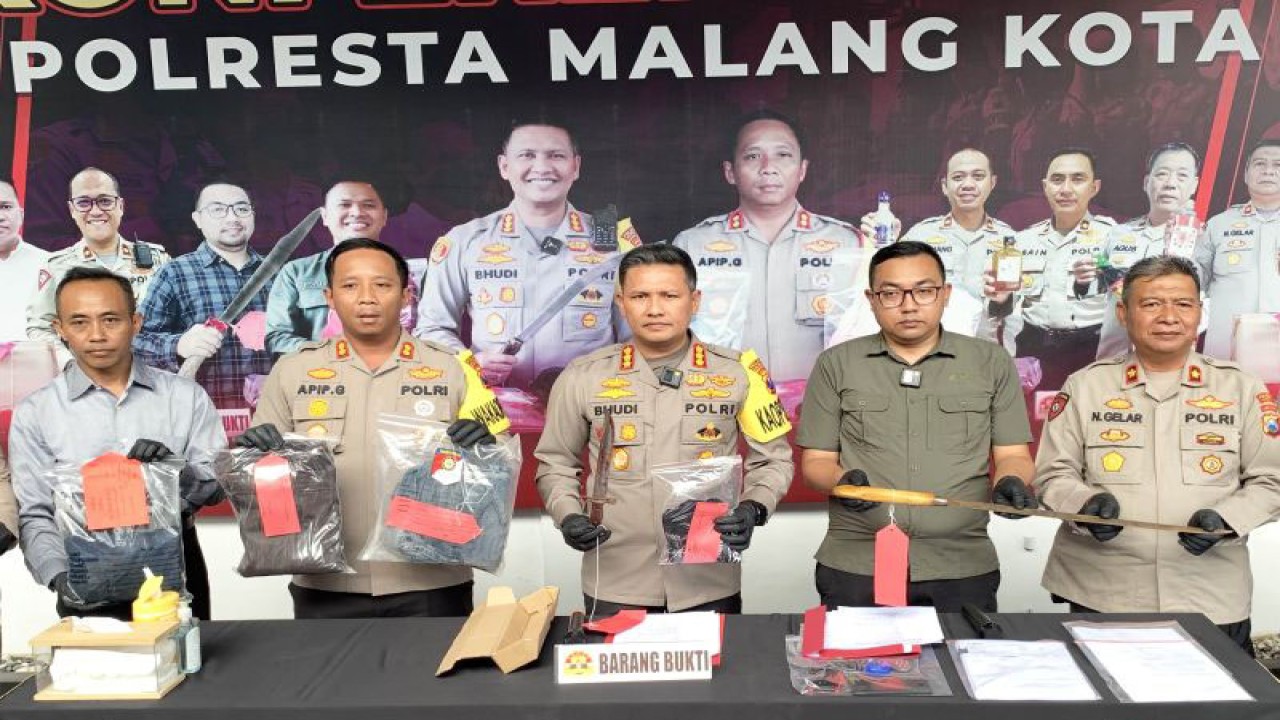 Kapolresta Malang Kota Kombes Pol Budi Hermanto (tengah) pada saat menunjukkan barang bukti dalam jumpa pers di Kota Malang, Jawa Timur, Selasa (27/6/2023). ANTARA/Vicki Febrianto
