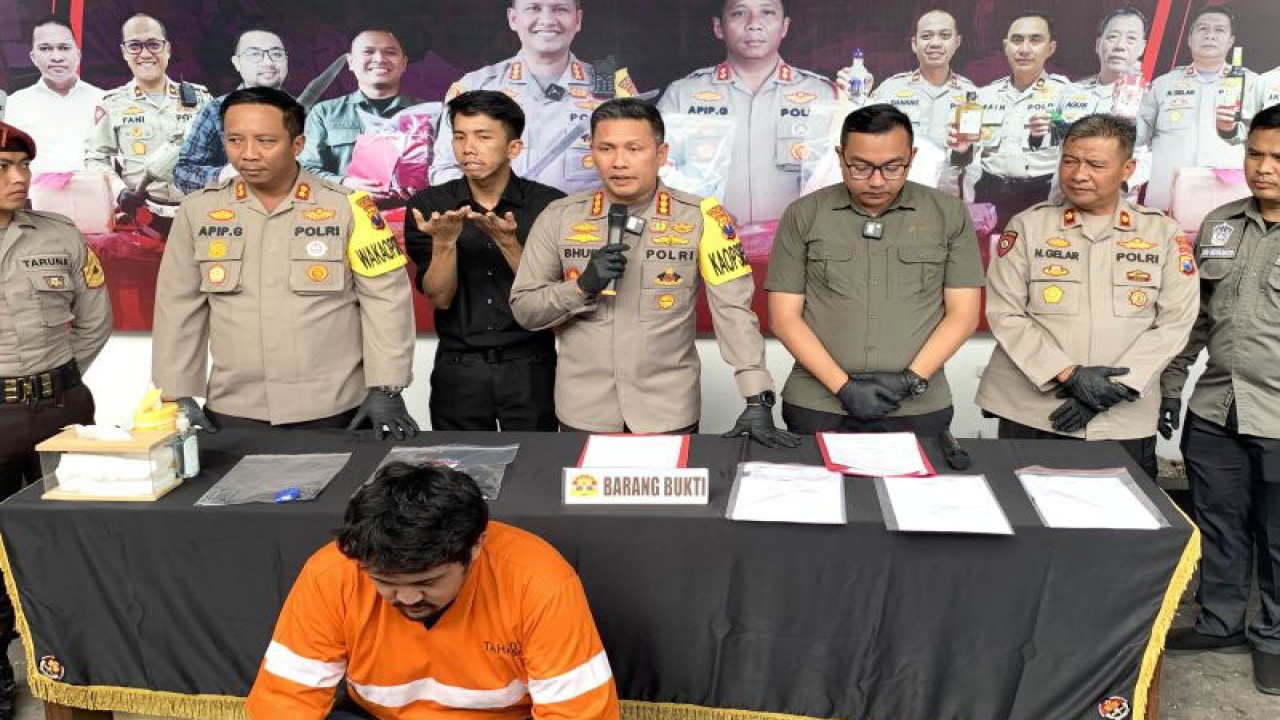 Kapolresta Malang Kota Kombes Pol. Budi Hermanto (tengah) pada saat memberikan keterangan kepada media terkait dengan kasus penipuan kepada media di Kota Malang, Jawa Timur, Selasa (27/6/2023). ANTARA/Vicki Febrianto