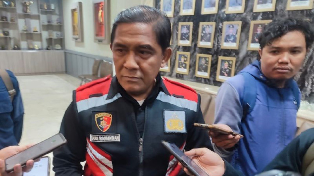 Direktur Ditresnarkoba Polda Sulsel Kombes Pol Dody Rahmawan (dua kiri) menjawab pertanyaan wartawan di Polda Sulawesi Selatan, Makassar. ANTARA/Darwin Fatir.