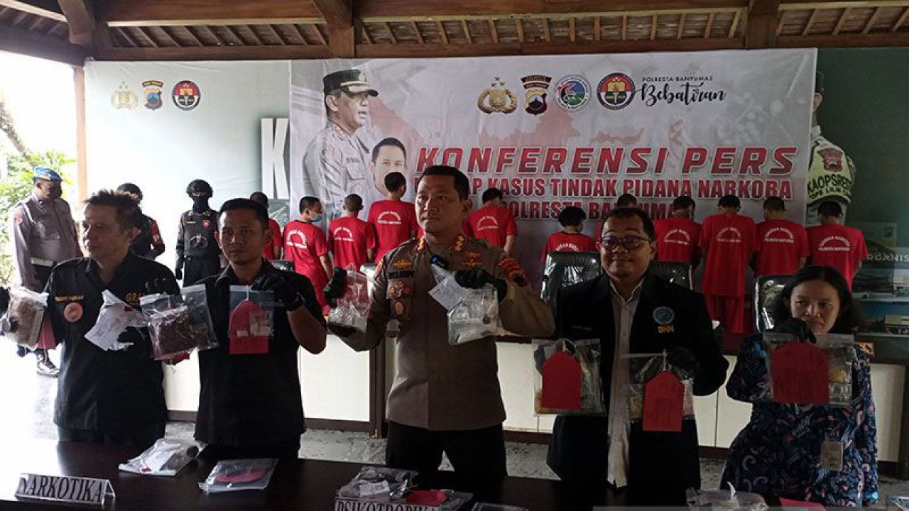 Kapolresta Banyumas Kombes Pol Edy Suranta Sitepu (tengah) menunjukkan barang bukti narkoba dalam konferensi pers yang digelar di Mapolresta Banyumas, Purwokerto, Kabupaten Banyumas, Rabu (14/6/2023) siang. ANTARA/Sumarwoto
