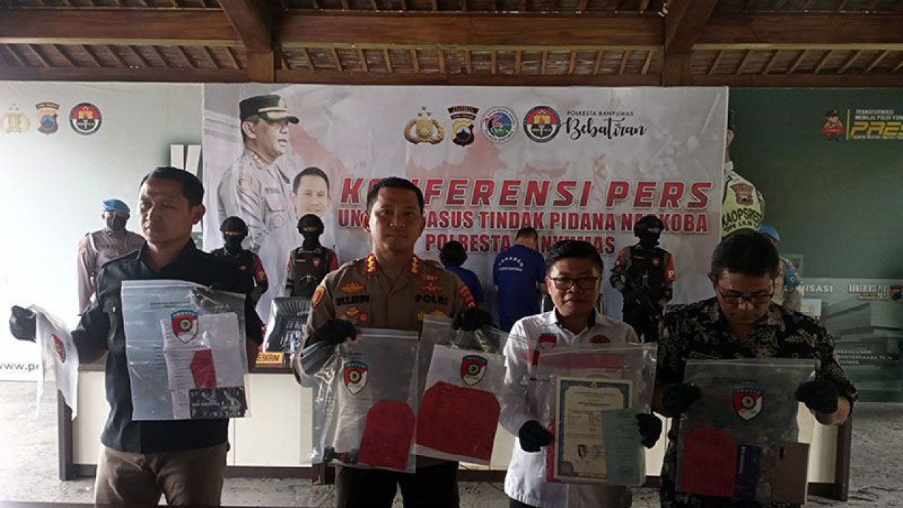 Kapolresta Banyumas Kombes Pol Edy Suranta Sitepu (dua dari kiri) menunjukkan barang bukti kasus dugaan tindak pidana perdagangan orang (TPPO) saat konferensi pers di Mapolresta Banyumas, Purwokerto, Kabupaten Banyumas, Rabu (14/6/2023). ANTARA/Sumarwoto