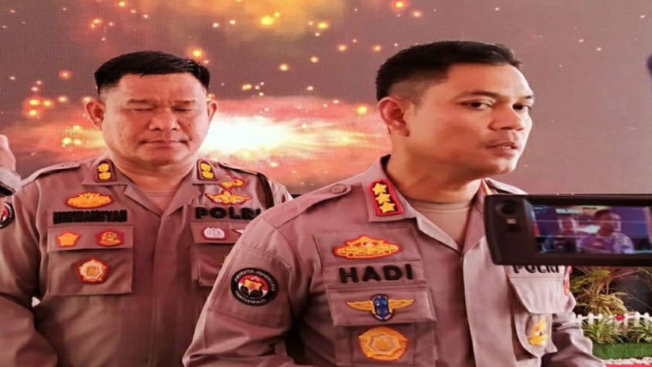 Kabid Humas Polda Sumatera Utara Kombes Pol. Hadi Wahyudi (nomor satu dari kanan) saat memberikan keterangan pengungkapan kasus TPPO di Mapolda Sumut. (ANTARA/HO-Humas Polda Sumut).