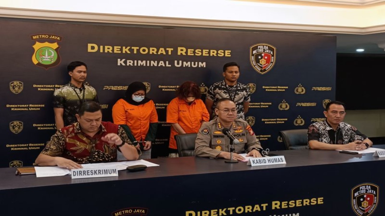 Direktur Reserse Kriminal Umum Polda Metro Jaya Kombes Pol Hengki Haryadi (kiri) bersama Kabid Humas Polda Metro Jaya Kombes Pol Trunoyudo Wisnu Andiko (tengah) saat konferensi pers di Jakarta, Jumat (9/6/2023). ANTARA/Ilham Kausar