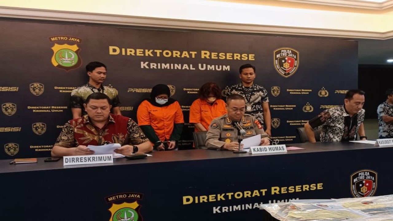 Direktur Reserse Kriminal Umum Polda Metro Jaya Kombes Pol Hengki Haryadi (kiri) bersama Kabid Humas Polda Metro Jaya Kombes Pol Trunoyudo Wisnu Andiko (tengah) saat konferensi pers di Jakarta, Jumat (9/6/2023) ANTARA/Ilham Kausar