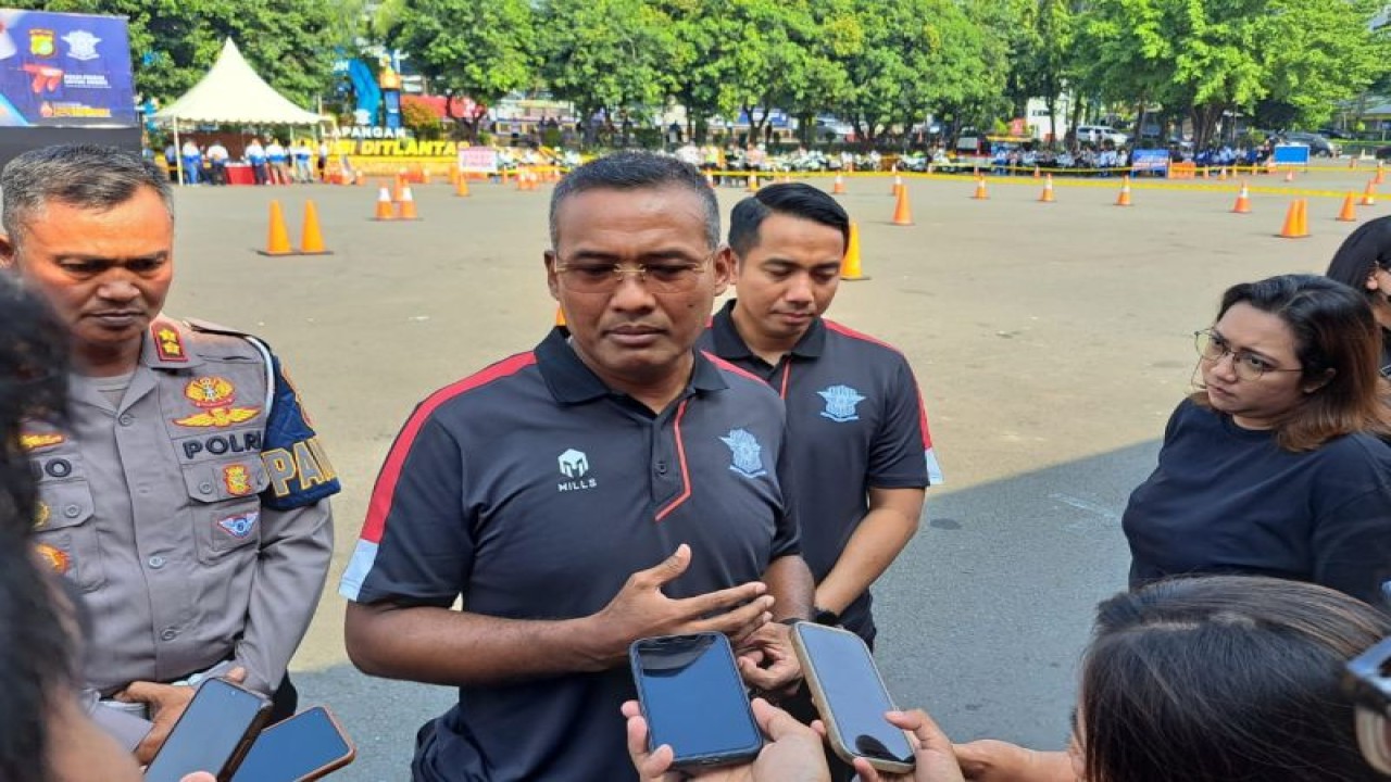 Direktur Lalu Lintas Polda Metro Jaya Kombes Pol Latif Usman saat diwawancarai di pembukaan "Lomba Ketangkasan Bermotor" di lingkungan Polda Metro Jaya, Sabtu (10/6/2023). ANTARA/HO-Humas Polda Metro Jaya