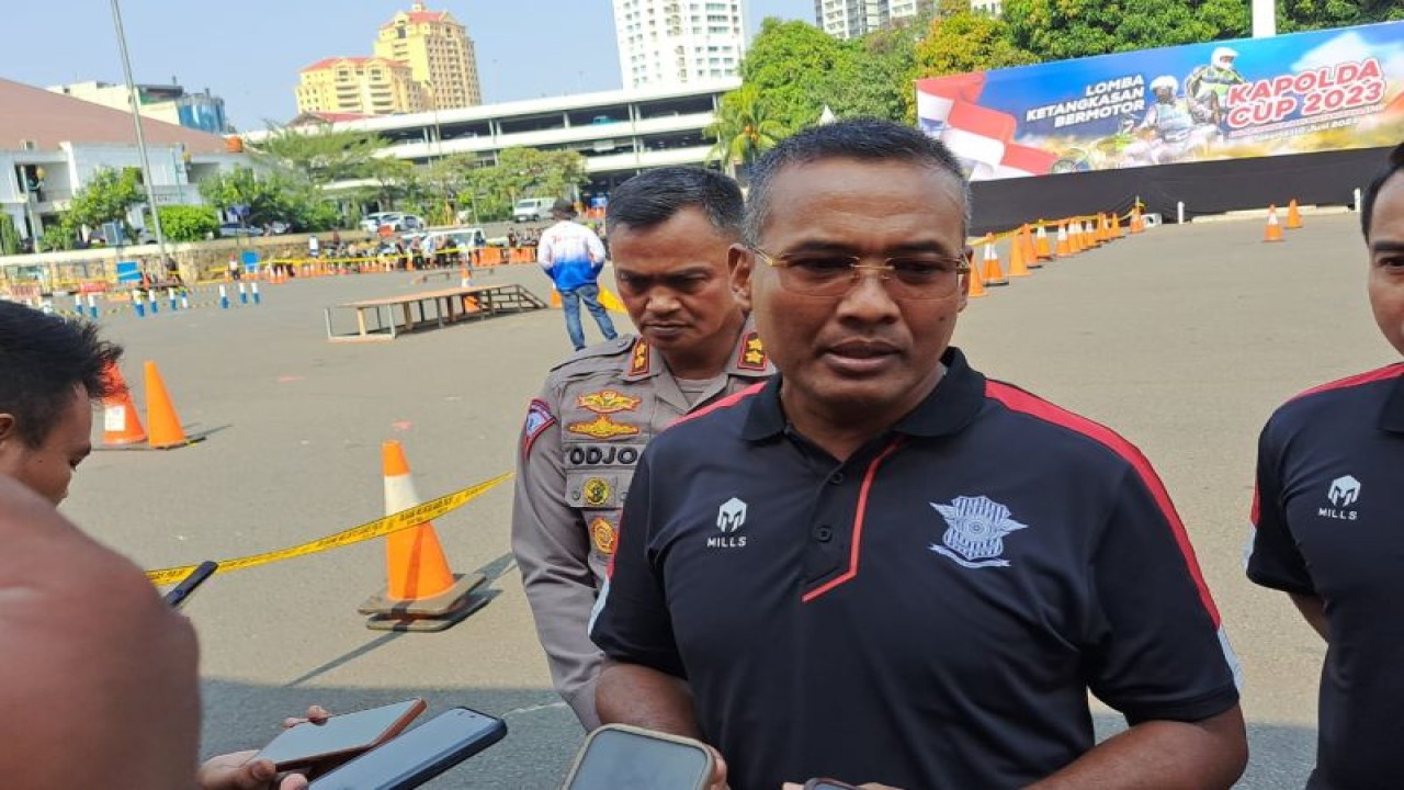 Direktur Lalu Lintas Polda Metro Jaya Kombes Pol Latif Usman saat diwawancarai di pembukaan "Lomba Ketangkasan Bermotor" di lingkungan Polda Metro Jaya, Sabtu (10/6/2023). ANTARA/HO-Humas Polda Metro Jaya