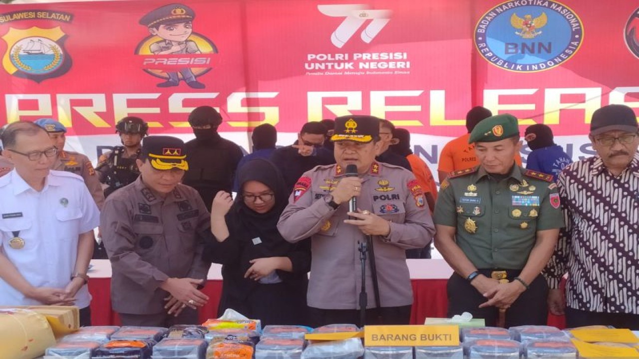Kapolda Sulsel Irjen Pol Setyo Boedi Moempoeni (tengah) bersama jajaran didampingi Pangdam XIV Hasanuddin Mayjen TNI Totok Imam Santoso (dua kanan) Kepala Kejati Sulsel Leonard Eben Ezer Simanjuntak  (dua kiri) dan Kepala BNNP Sulsel Brigjen Pol Ghiri Prawijaya (kiri) saat rilis pengungkapan kasus dan pemusnahan barang bukti tangkapan narkotika di Mapolda Sulawesi Selatan, Makassar, Kamis (8/6/2023). ANTARA/Darwin Fatir.
