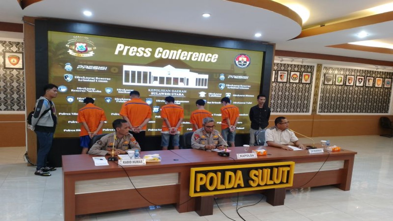 Kapolda Sulut Irjen Pol Setyo Budiyanto (tengah) didampingi Kabid Humas Kombes Pol Iis Kristian (kiri) dan Dirreskrimum Kombes Pol Gani Siahaan (kanan) saat memberikan keterangan pers, Jumat (9/6/2023). ANTARA/Jorie Darondo