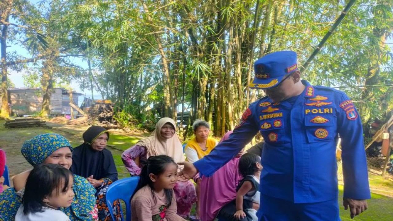 Direktur Polairud Polda Kaltara Kombes Pol Bambang Wiriawan saat Giat Bakti Sosial Pengobatan Gratis dalam rangka Hari Bhayangkara ke-77 yang dilaksanakan di Pulau Sadau, Tarakan, Senin (12/6). ANTARA/HO-Humas Polda Kaltara.