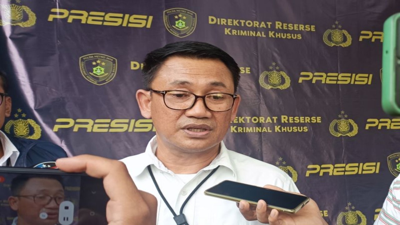 Direktur Reserse Kriminal Khusus Polda Metro Jaya, Kombes Pol Auliansyah Lubis saat diwawancarai di Jakarta, Senin (22/5/2023). ANTARA/Ilham Kausar