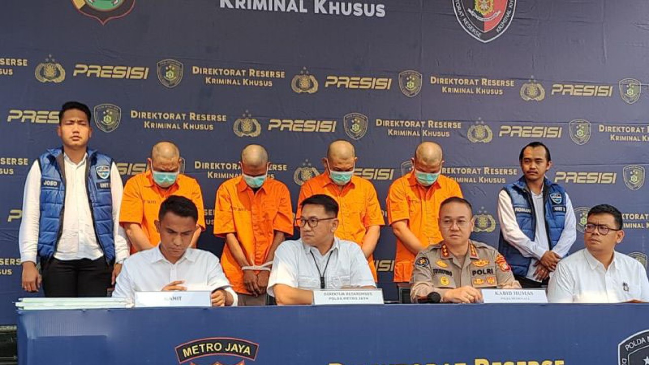 Direktur Reserse Kriminal Khusus Polda Metro Jaya Kombes Pol Auliansyah Lubis (kedua dari kiri) bersama Kabid Humas Polda Metro Jaya (kedua dari kanan) saat konferensi pers di Jakarta, Senin (5/6/2023) ANTARA/Ilham Kausar