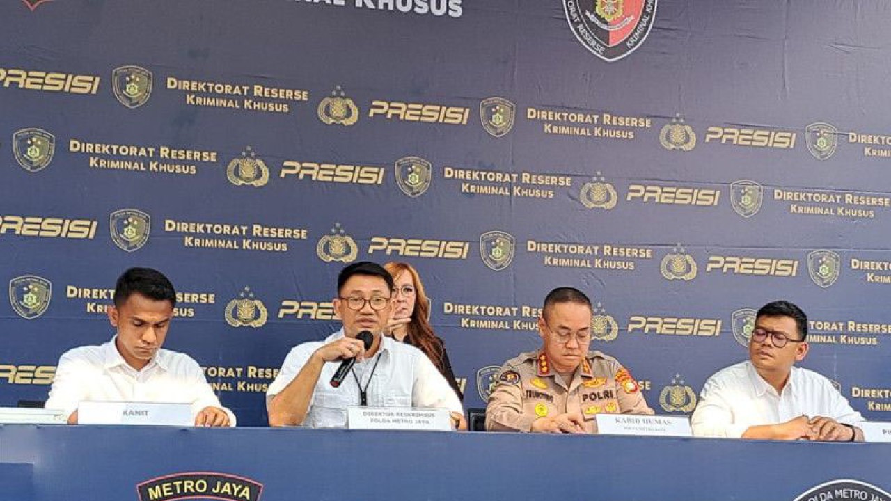 Direktur Reserse Kriminal Khusus Polda Metro Jaya Kombes Pol Auliansyah Lubis (kedua dari kiri) bersama Kabid Humas Polda Metro Jaya (kedua dari kanan) saat konferensi pers di Jakarta, Senin (5/6/2023). ANTARA/Ilham Kausar