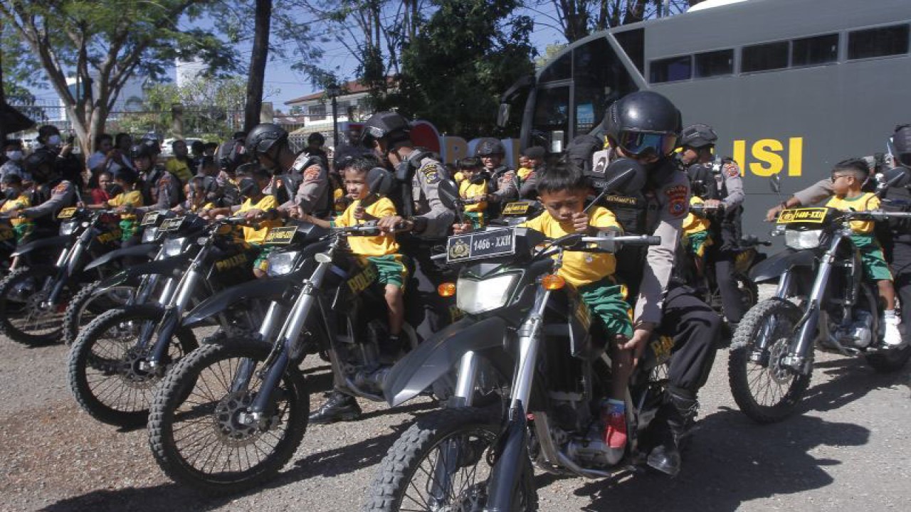 Sejumlah anak PAUD menaiki kendaraan patroli milik anggota Sabhara Polda NTT di sela kunjungan edukasi ke Markas Polda NTT, di Kupang, Selasa (6/6/2023). ANTARA FOTO/Kornelis Kaha.