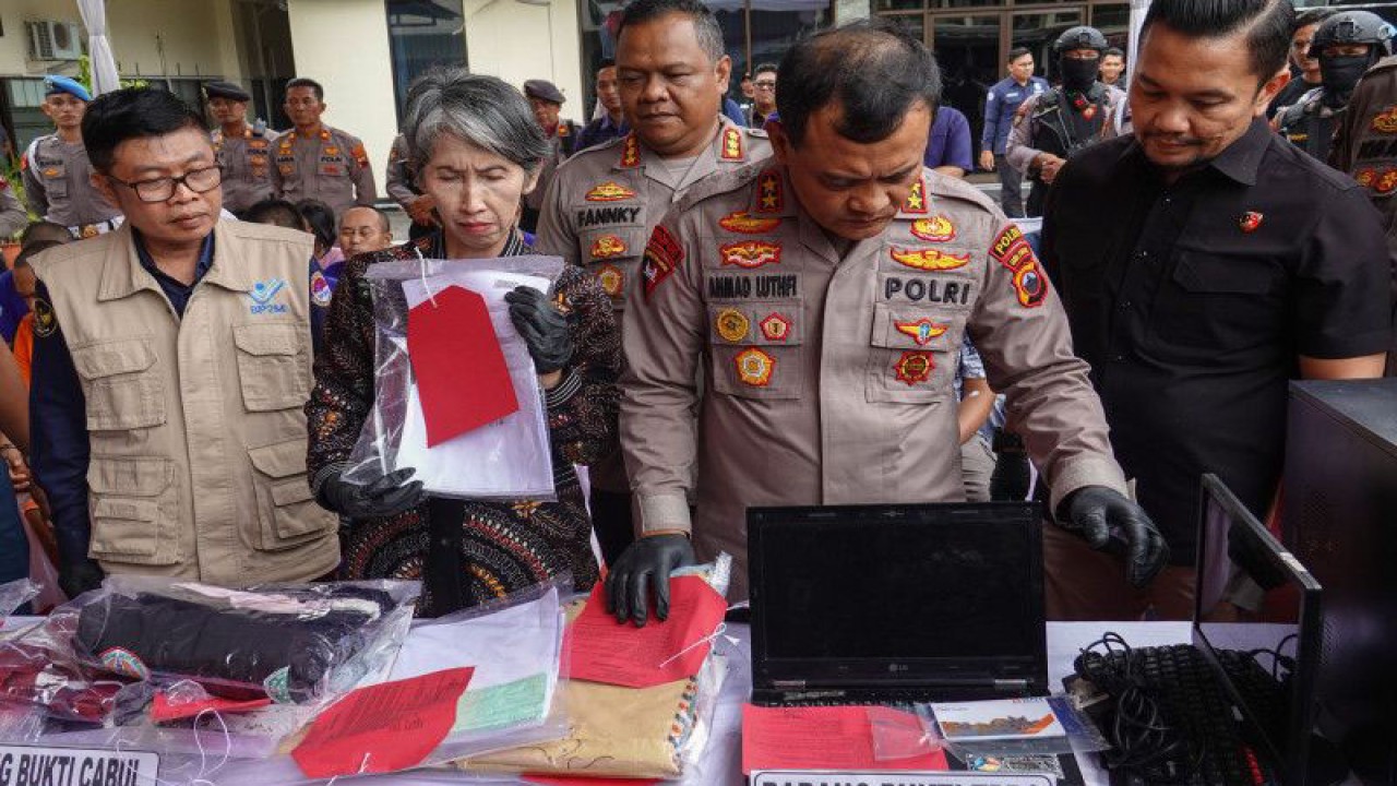 Kapolda Jateng Irjen Pol Ahmad Luthfi (kanan kedua), memeriksa barang bukti tindak pidana perdagangan orang (TPPO), saat konferensi pers di Polresta Cilacap, Jateng, Selasa (6/6/2023). ANTARA FOTO/Idhad Zakaria/hp.