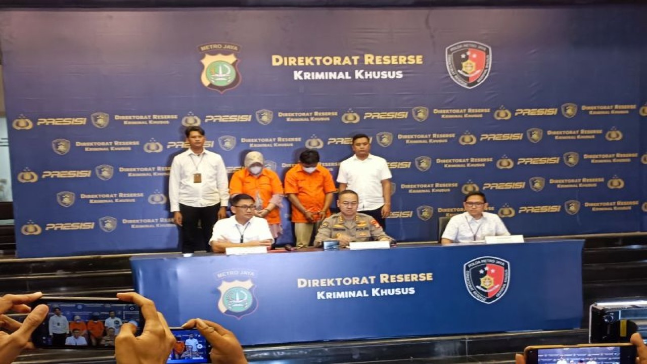 Direktur Reserse Kriminal Khusus (Dirreskrimsus) Polda Metro Jaya Kombes Pol Auliansyah Lubis (kiri) bersama Kabid Humas Polda Metro Jaya Kombes Pol Trunoyudo Wisnu Andiko (tengah) saat konferensi pers di Jakarta, Kamis (8/6/2023) ANTARA/Ilham Kausar