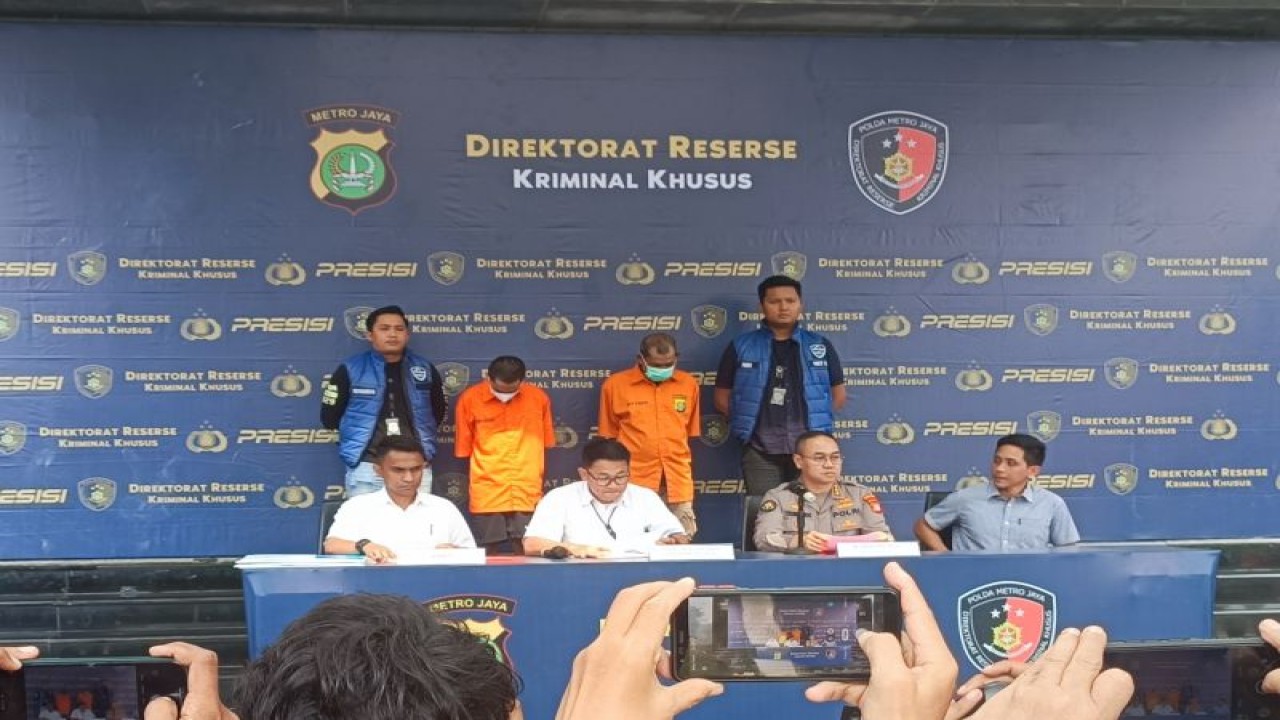 Direktur Reserse Kriminal Khusus Kombes Pol Auliansyah Lubis (kedua dari kiri) bersama Kabid Humas Polda Metro Jaya Kombes Pol Trunoyudo Wisnu Andiko (kedua dari kanan) saat konferensi pers di Jakarta, Selasa (13/6/2023) ANTARA/Ilham Kausar