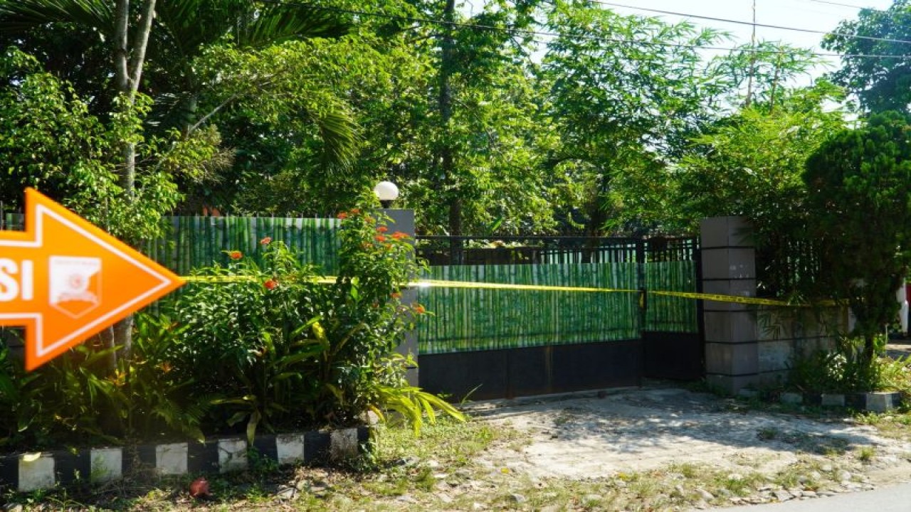 Rumah yang digeledah oleh Polda Lampung dan Ditkrimum Polda Jawa Barat dan Polres Bogor pada Rabu (14/6) di rumah yang berlokasi di Kampung Bolang, Desa Tajur, Kecamatan Citeureup terkait TPPO. ANTARA/HO-Polda Lampung