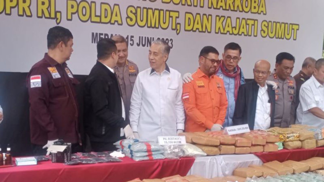 Kapolda Sumatera Utara  Irjen Polisi R.Z. Panca Putra Simanjuntak (tiga kanan) saat pemusnahan barang bukti narkoba. (ANTARA/HO-Humas Polda Sumut).