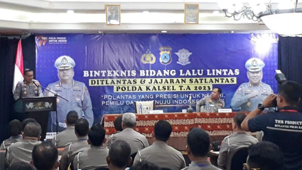 Dirlantas Polda Kalimantan Selatan, Kombes Polisi Robertho Pardede, membuka Bimbingan Teknis Bidang Lalu Lintas tahun 2023. ANTARA/Firman