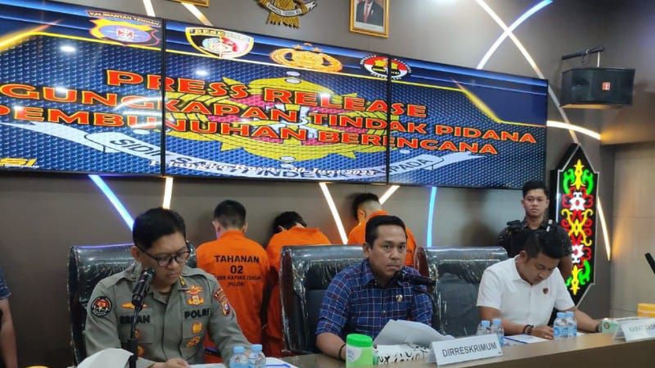 Dirkrimum Polda Kalteng Kombes Pol Faisal F Napitupulu (tengah Didampingi Kabid Humas Polda setempat AKBP Erlan Munaji (kiri) menjelaskan terkait pengungkapan kasus pembunuhan kakek yang dibunuh tiga perempuan di Desa Timpah, Kabupaten Kapuas yang dilaksanakan di Mapolda setempat, Selasa (20/6/2023). ANTARA/ Adi Wibowo