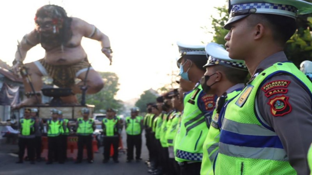 Personel gabungan Kepolisian Resor Kota Denpasar, Polda Bali dan Polres Badung mengikuti apel kesiapan pengamanan di Denpasar, Bali, Rabu dalam rangka mengamankan rangkaian acara pelebon (pembakaran jenazah) Raja Denpasar IX dari Puri Agung Denpasar Ida Tjokorda Ngurah Jambe. ANTARA/HO-Humas Polresta Denpasar