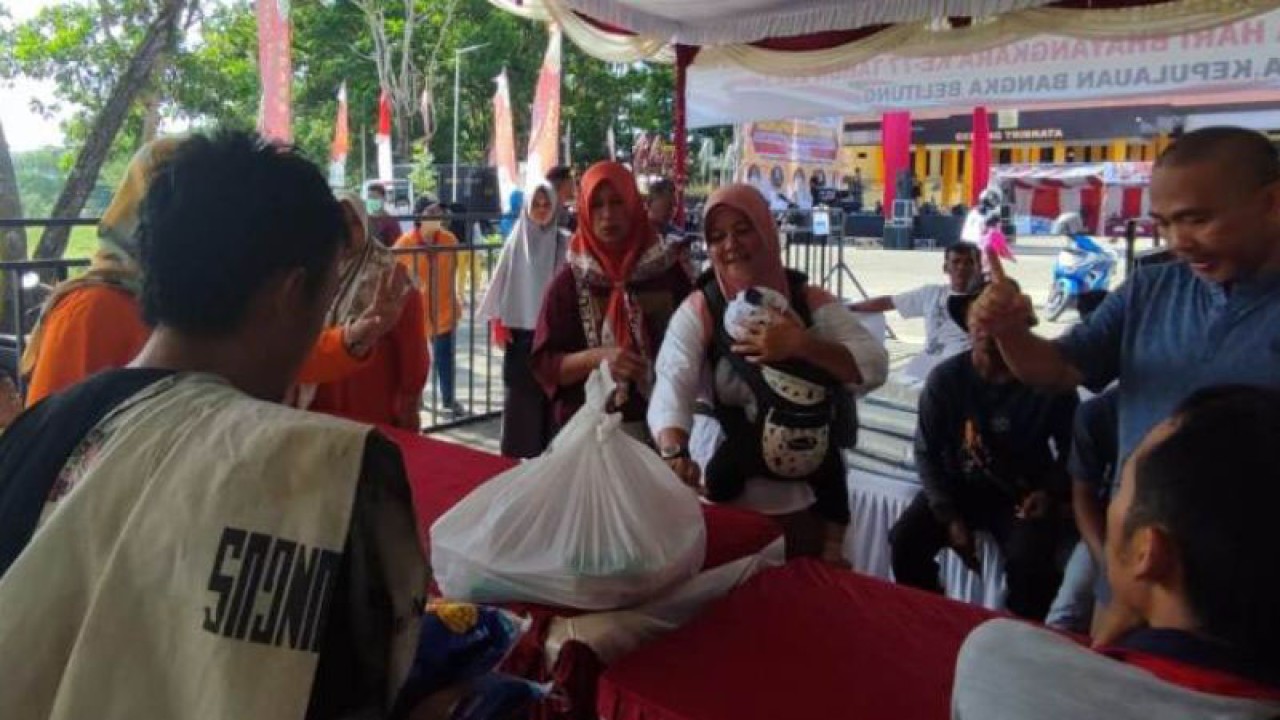 Kegiatan pasar murah Bhay Park Polda Kepulauan Bangka Belitung di Pangkalpinang, Jumat. (Aprionis)