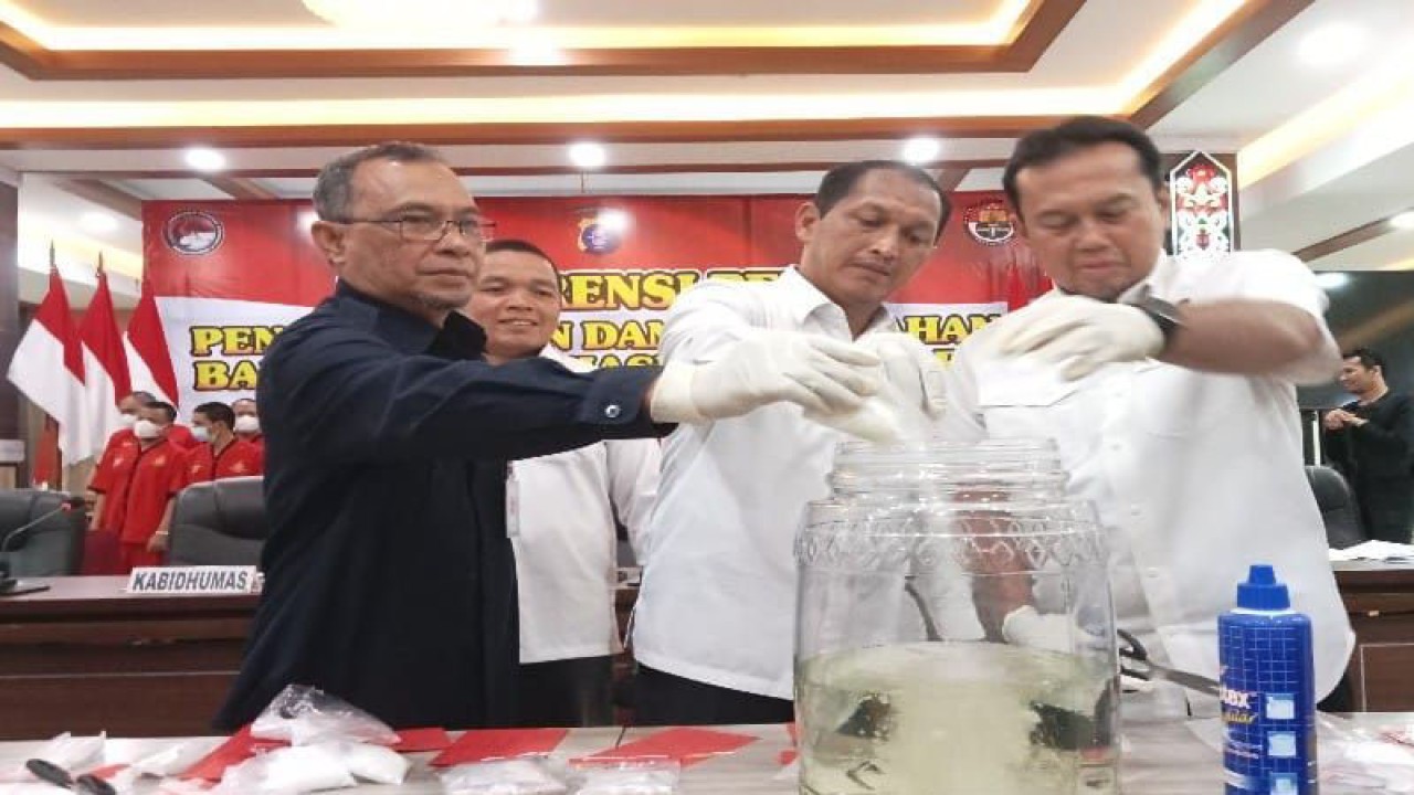 Direktur Reserse Narkoba Polda Kalteng Kombes Polisi Nono wardoyo (tengah) memusnahkan narkoba jenis sabu-sabu hasil operasi antik 2023 di Palangka Raya, Senin (26/6/2023). ANTARA/Adi Wibowo