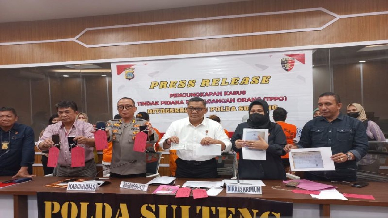 Direktur Resersekrimum Polda Sulteng, Kombes Pol Parajohan Simanjuntak (baju putih) memberikan keterangan kepada sejumlah jurnalis sambil memegang barang bukti kejahatan perdagangan bayi dalam konferensi pers di Polda, Selasa (27/6/2023). ANTARA/Kristina Natalia