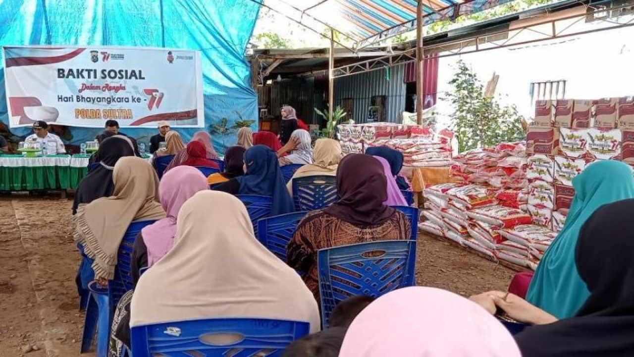 Direktorat Reserse Kriminal Khusus Kepolisian Daerah (Polda) Sulawesi Tenggara membagikan paket sembako kepada warga kurang mampu di Konawe Utara, Selasa (27/6/2023). (ANTARA/HO-Humas Polda Sultra)