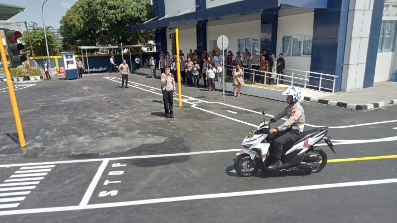 Anggota Kepolisian Resor (Polres) Bantul melakukan uji coba praktik SIM roda dua di satpas polres setempat Senin, (26/6/2023), yang telah diubah dan disesuaikan dengan ujian teori. ANTARA/Hery Sidik
