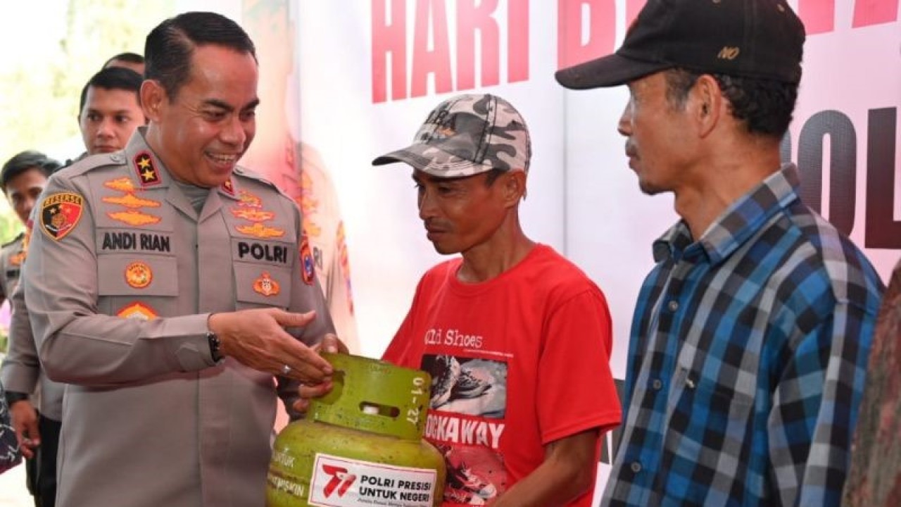 Kapolda Kalsel Irjen Andi Rian R Djajadi saat membagikan LPG isi 3 kilogram gratis kepada masyarakat Kompleks BSD dan Desa Kayu Bawang, Kecamatan Gambut, Kabupaten Banjar. (ANTARA/Firman)