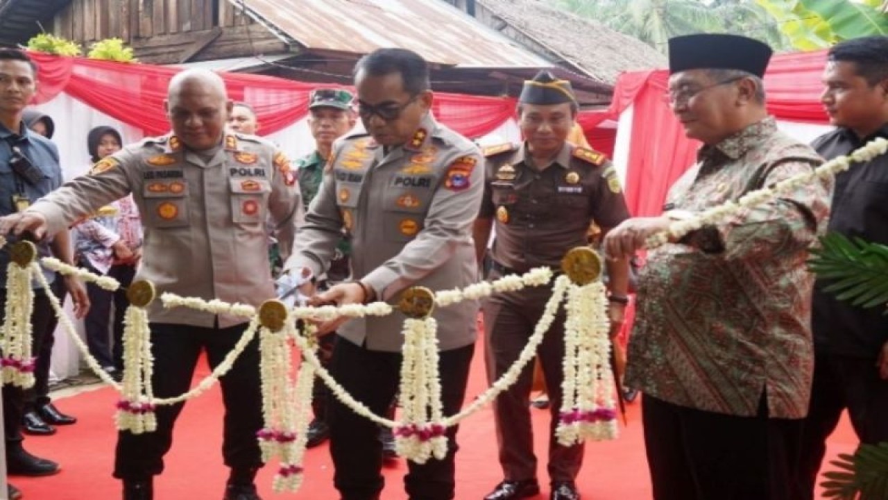 Peresmian hasil program bedah rumah Polda Kalimantan Selatan (Kalsel), di Desa Tawia, Kecamatan Angkinang, HSS, Kalsel, Senin (5/6/2023). (Antara/HO-Diskominfo HSS)