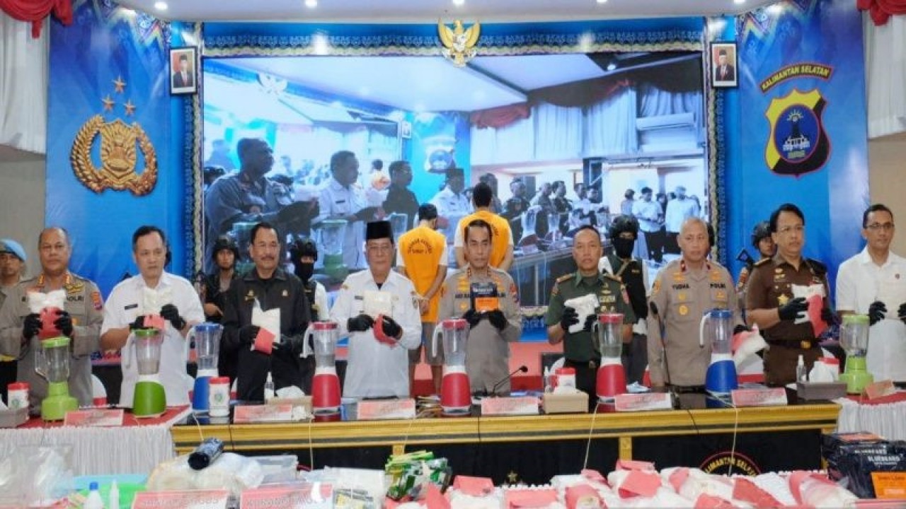 Kapolda Kalsel Irjen Pol Andi Rian R Djajadi bersama forkopimda menunjukkan barang bukti yang disita saat rilis di Aula Bhayangkari Mathilda Batlayeri Polda Kalsel di Banjarmasin, Rabu (14/6/2023). (ANTARA/Firman)