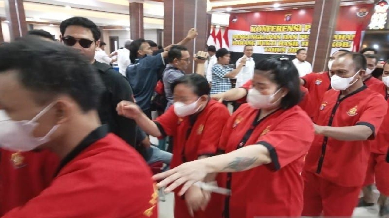 Puluhan para tersangka narkoba yang berhasil ditangkap Ditresnarkoba Polda Kalteng dari berbagai tempat dihadirkan dalam kegiatan pers rilis di Mapolda setempat beberapa waktu lalu. ANTARA/Adi Wibowo