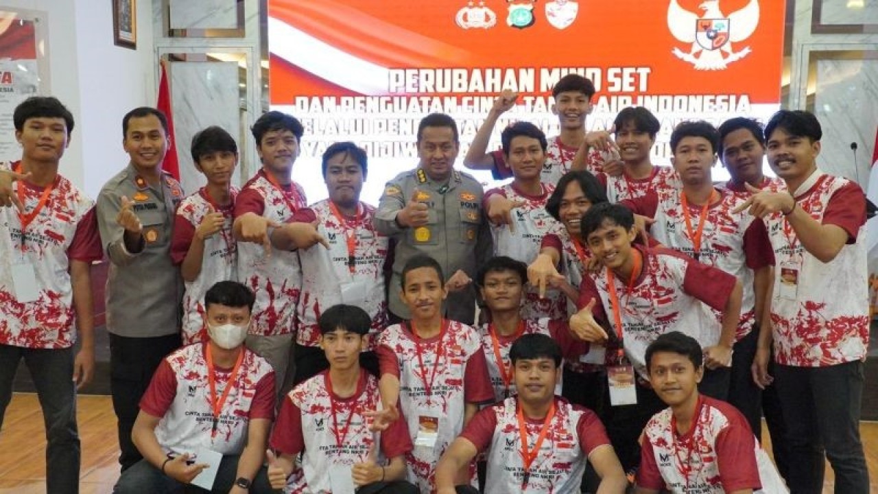Kepala Biro SDM Polda Metro Jaya Kombes Pol Langgeng Purnomo (tengah) bersama Kapolsek Tambora (kedua dari kiri) berpose bersama para peserta pelatihan di Gedung SDM Polda Metro Jaya, Kamis (22/6/2023). ANTARA/HO-Humas Polda Metro Jaya