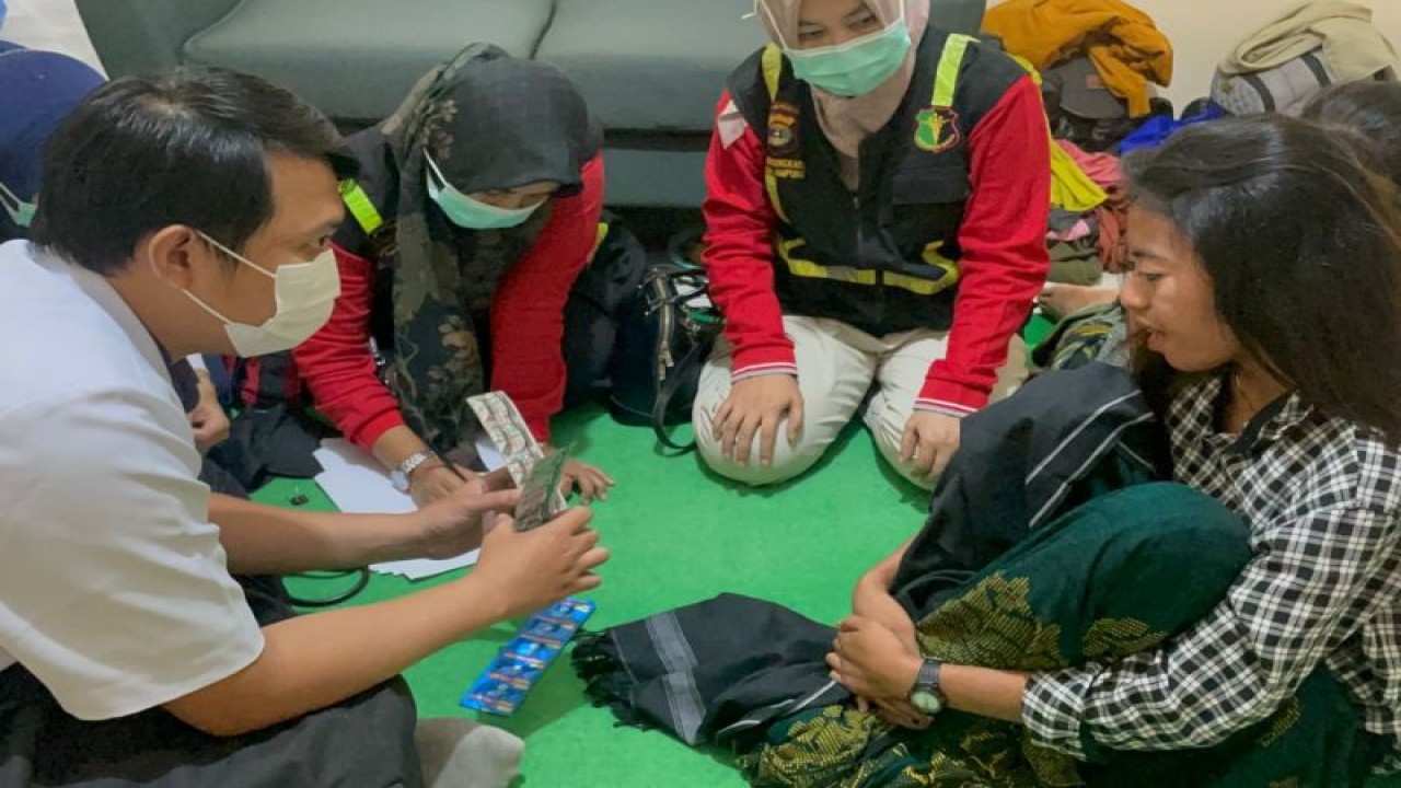 Polisi sedang memberikan trauma healing kepada 24 perempuan yang diduga korban tindak pidana perdagangan orang (TPPO). Lampung, Rabu, (7/6/2023). (ANTARA/HO-Polda Lampung)