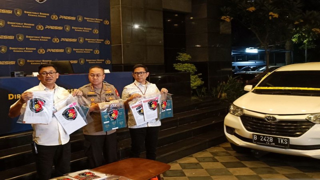 Direktur Reserse Kriminal Khusus (Ditreskrimsus) Polda Metro Jaya Kombes Pol Auliansyah Lubis (kiri) bersama Kabid Humas Polda Metro Jaya Kombes Pol Trunoyudo Wisnu Andiko (tengah) saat menunjukkan sejumlah barang bukti kasus TPPO di Jakarta, Kamis (8/6/2023) ANTARA/Ilham Kausar