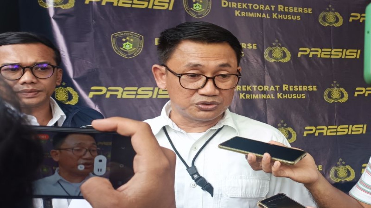 Direktur Reserse Kriminal Khusus Polda Metro Jaya Kombes Pol Auliansyah Lubis saat diwawancarai di Jakarta, Senin (22/5/2023) ANTARA/Ilham Kausar