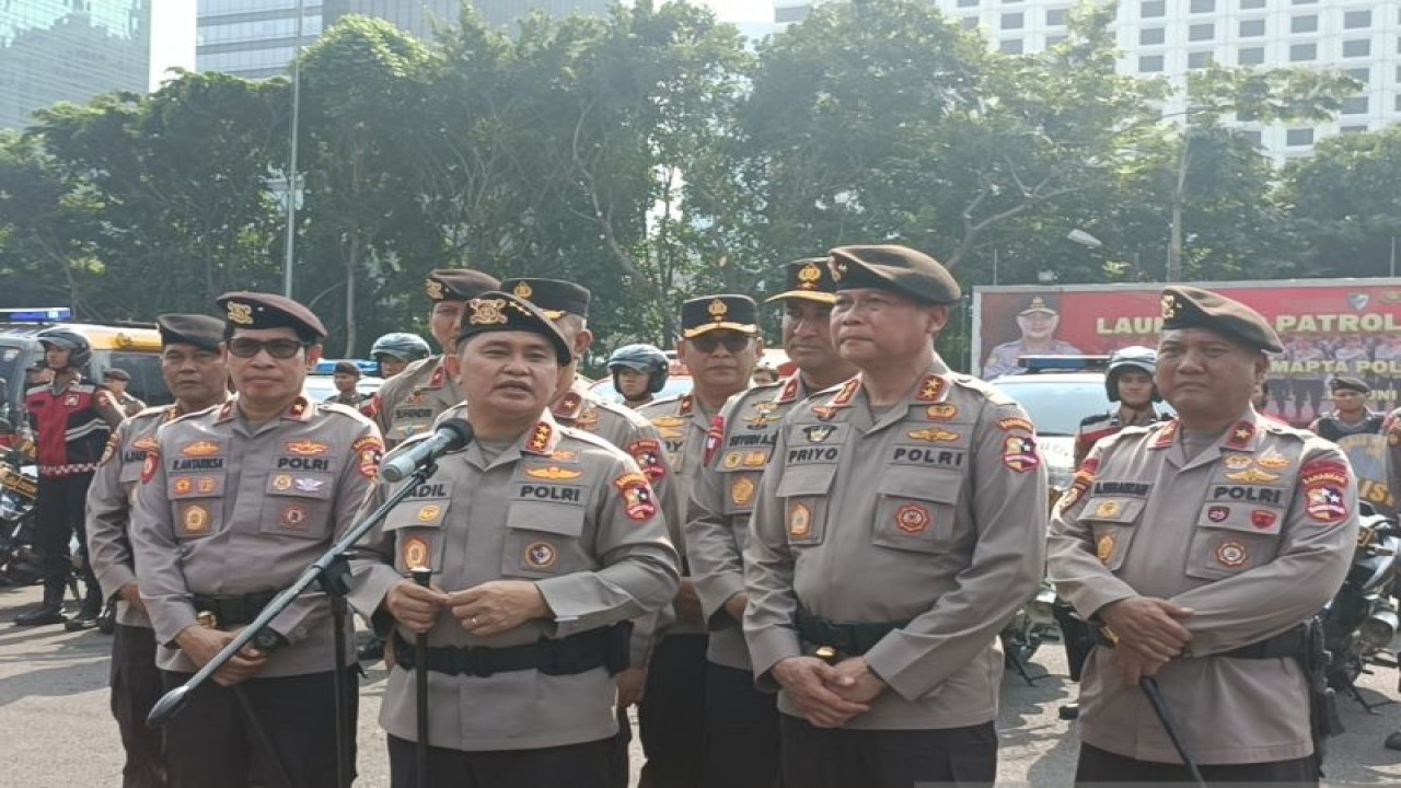 Kepala Badan Pemelihara Keamanan Polri (Kabaharkam) Komjen Pol Mohammad Fadil Imran (depan) saat diwawancarai dalam acara peluncuran Patroli Perintis Presisi di Lapangan Polda Metro Jaya, Rabu (14/6/2023). ANTARA/Ilham Kausar