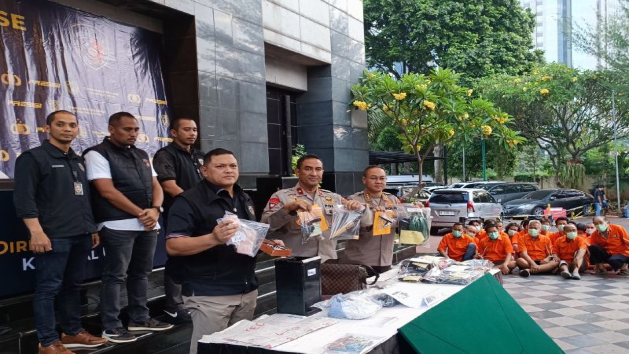 Wakapolda Metro Jaya Brigjen Pol Suyudi Ario Seto (tengah) bersama Dirreskrimum Polda Metro Jaya Kombes Pol Hengki Haryadi (kiri) dan Kabid Humas Polda Metro Jaya Trunoyudo Wisnu Andiko (kanan) saat menunjukkan barang bukti kasus perjudian di Polda Metro Jaya, Kamis (15/6/2023). ANTARA/Ilham Kausar  KOMENTAR