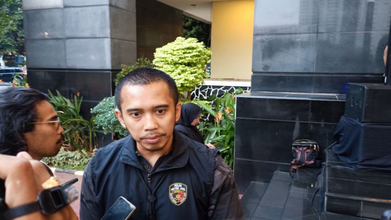 Kasubdit Kejahatan dan kekerasan (Jatanras) Polda Metro Jaya AKBP Indrawienny Panjiyoga saat diwawancarai di Jakarta, Kamis (15/6/2023). ANTARA/Ilham Kausar