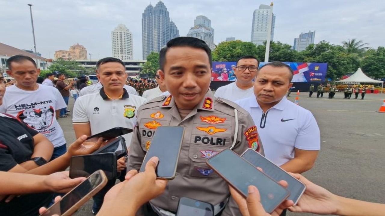 Wakil Direktur Lalu Lintas Polda Metro Jaya AKBP Doni Hermawan saat diwawancarai di Jakarta, Sabtu (17/6/2023) ANTARA/Ilham Kausar