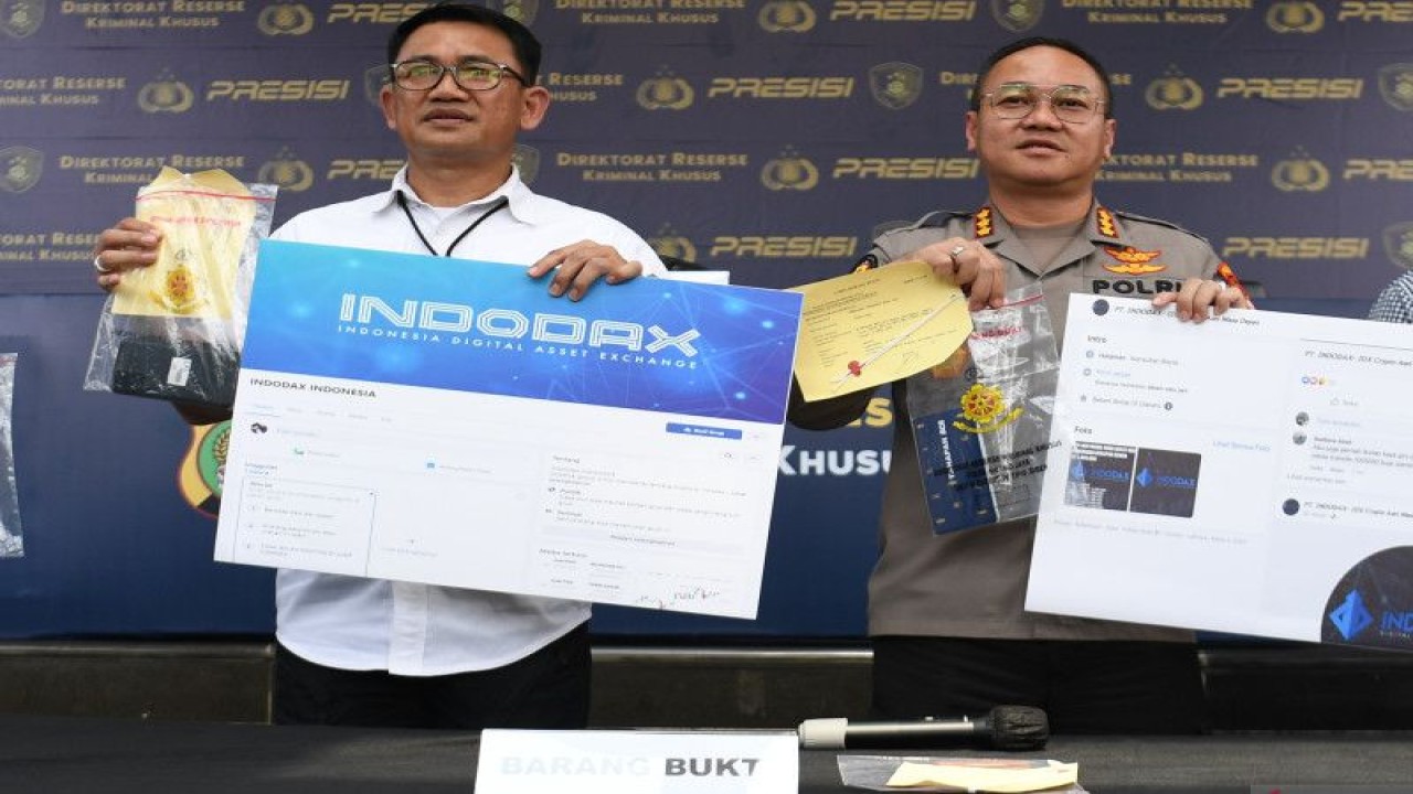 Direktur Reserse Kriminal Khusus Polda Metro Jaya Kombes Pol Auliansyah Lubis (kiri) bersama Kabid Humas Kombes Pol Trunoyudo Wisnu Andiko (kanan) menunjukkan barang bukti saat rilis pengungkapan kasus dugaan penipuan dengan modus mata investasi uang digital atau kripto di Jakarta, Selasa (13/6/2023). ANTARA FOTO/Akbar Nugroho Gumay/foc.